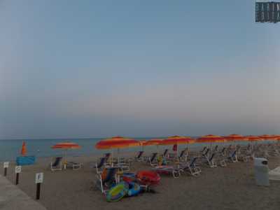 ...costeggiamo per qualche minuto la spiaggia ginosina, puntellata da ombrelloni e lettini svuotati dall'arrivo della stagione fredda